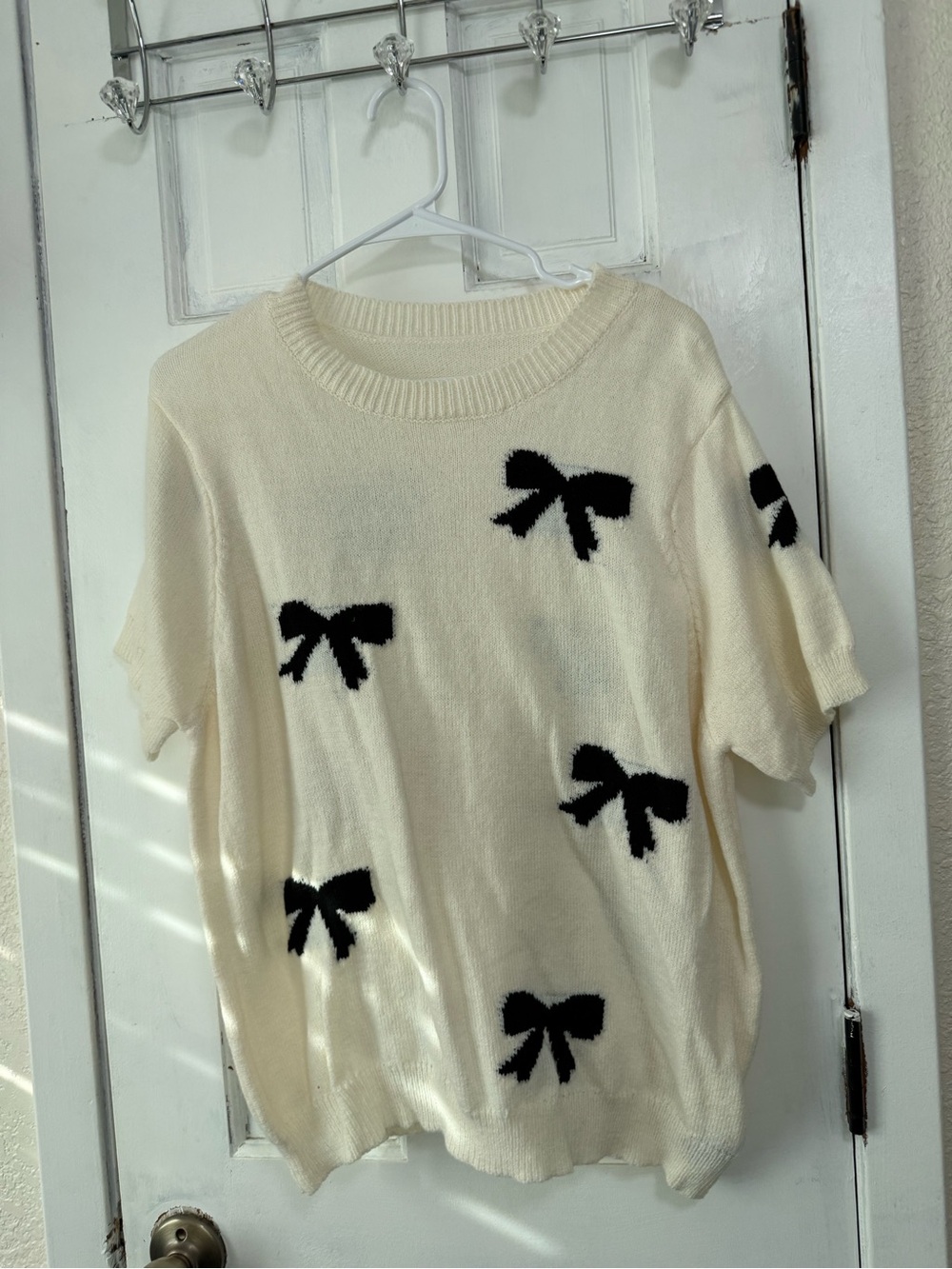 SHEIN Cream Knit Short-Sleeve Sweater with Black Bow Motifs
